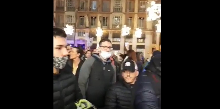 Malageños hacen fila para que les tomen multa por no usar bozal (Covid 19)