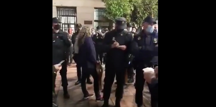 Malageños hacen fila para que les tomen multa por no usar bozal (Covid 19)