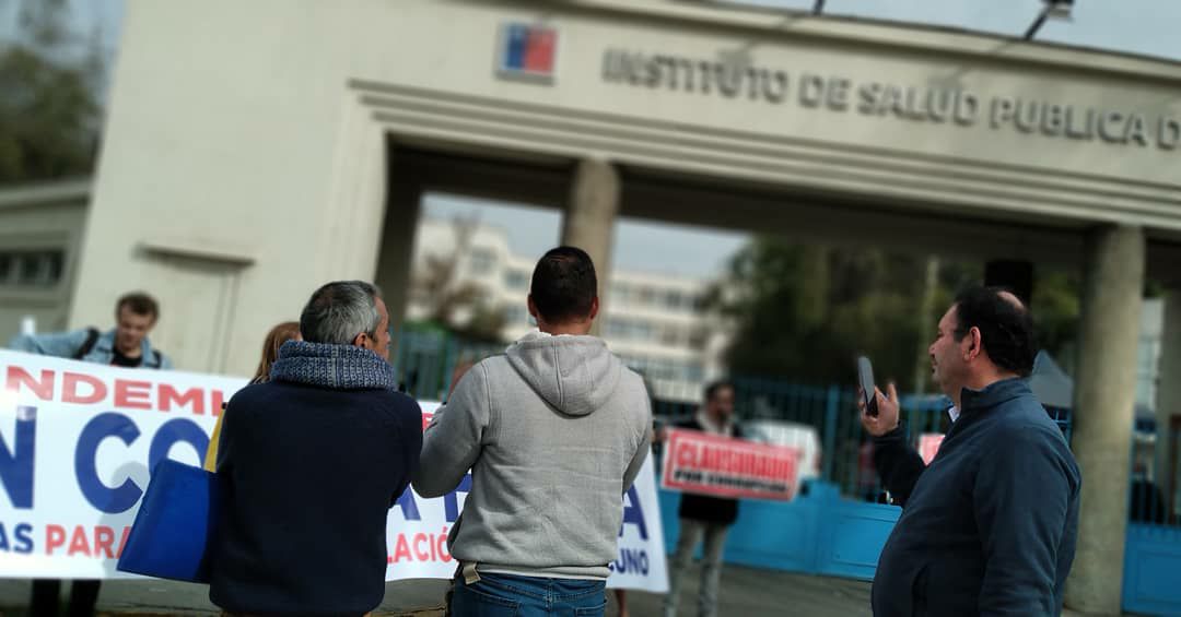 protestas frente a ISP por la vacunación experimental